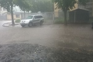 Потужна злива з градом затопила Харків