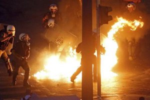 Противники мер жесткой экономии устроили беспорядки в центре Афин