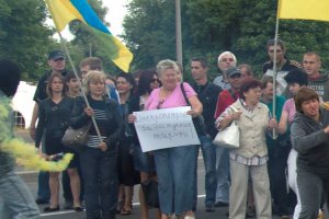 У Дніпропетровську невідомі в балаклавах напали на мітинг проти Порошенка