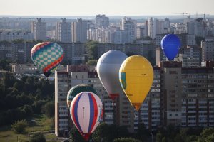 В небо над Минском поднялись более полусотни воздушных шаров