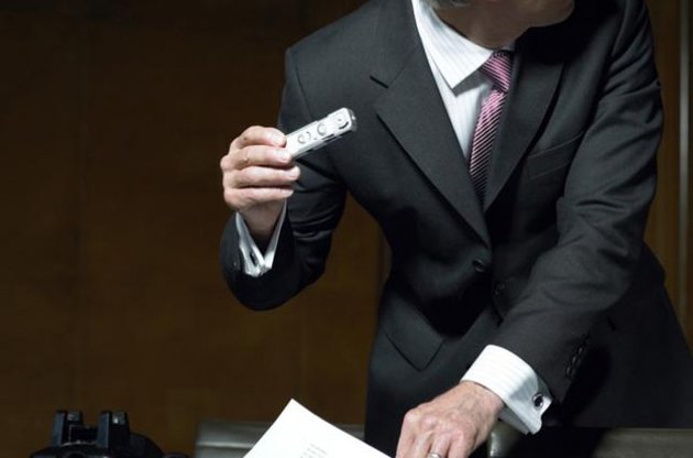 На даний момент росіянин, якого Spiegel Online називає &quot;Іван А.&quot;, перебуває в Москві, і звинувачення в шпигунстві заперечує