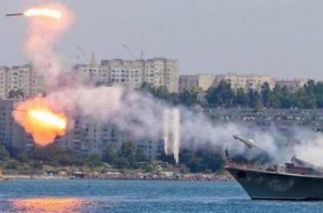 Российский корабль в Крыму неудачно запустил "праздничную" ракету