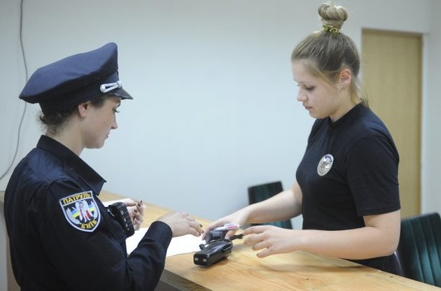 Набор в патрульную полицию начался в Днепропетровске и на Закарпатье