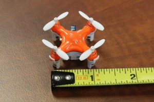 Компания Axis Drones создала самый миниатюрный дрон в мире