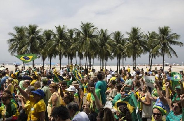 В Бразилии тысячи протестующих требуют импичмента президенту