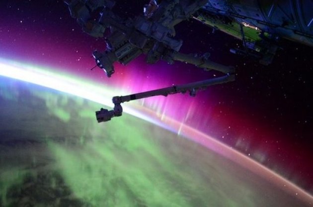 Астронавт опубликовал видео встречи северного сияния с рассветом