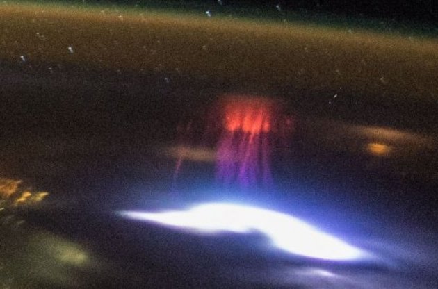Астронавты МКС сделали фото редкой молнии