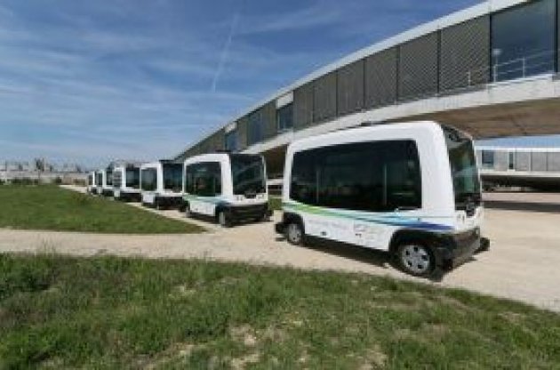 В Нидерландах осенью появятся "беспилотные" микроавтобусы