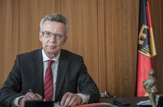 Глава МВС Німеччини заявив про зростання потоку біженців у ФРН в чотири рази