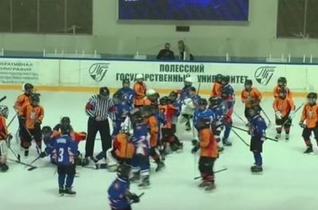 Юные хоккеисты из Украины и Беларуси устроили взрослую драку после финальной сирены
