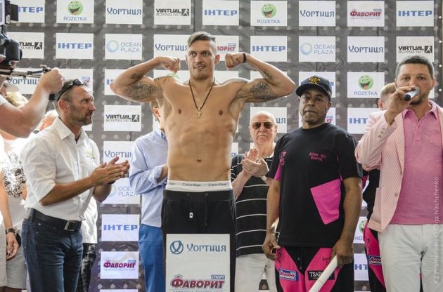 Во время взвешивания Усик оказался тяжелее своего соперника