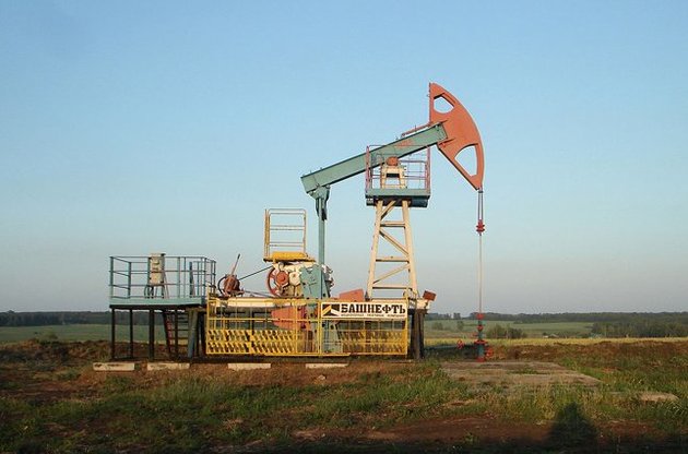 Ціна російської нафти Urals за рік впала в 2,2 рази