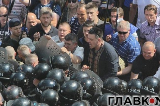 Аваков обвинил "свободовцев" во взрыве боевой гранаты под Радой