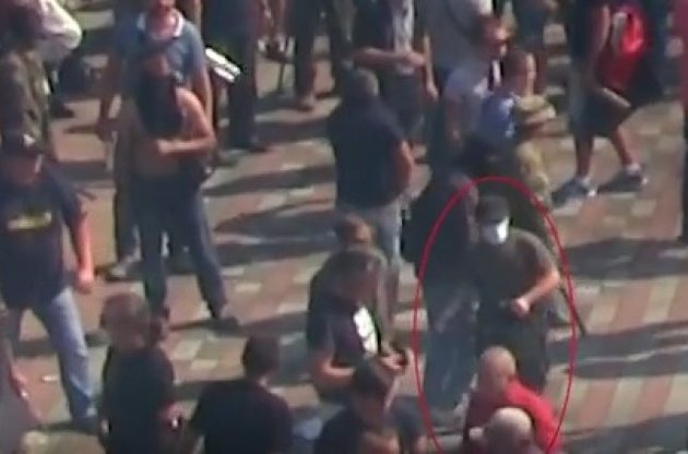 Журналисты показали на видео мужчину, который бросил гранату под Радой
