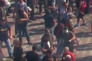 Журналисты показали на видео мужчину, который бросил гранату под Радой