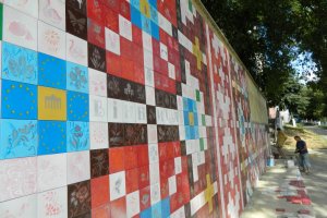 В Виннице сделали огромную мозаику-рушник из керамической плитки