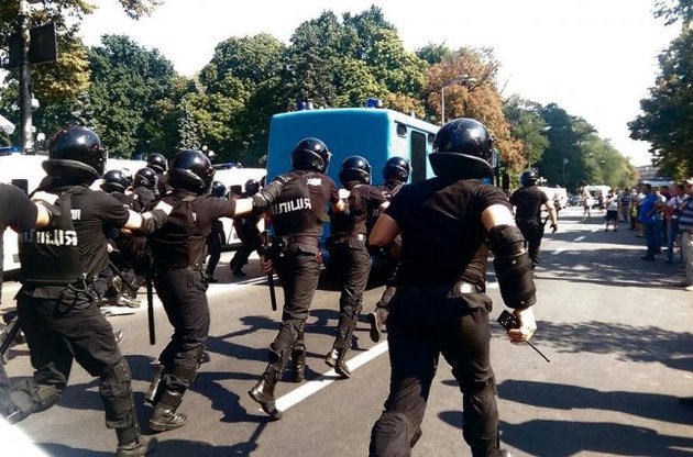 Милиция отпустила почти половину задержанных после столкновений под Радой