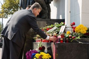 Порошенко посмертно нагородив загиблих під стінами Верховної Ради бійців