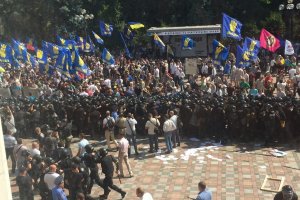 Эксперты Stratfor заявили о нахождении украинской власти "между двух огней"