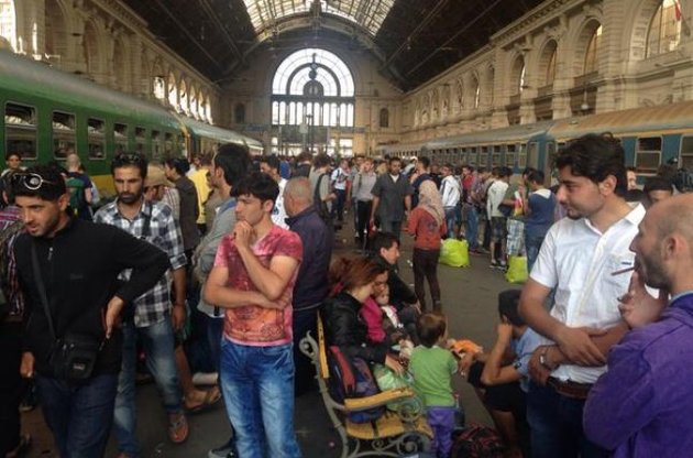 Біженці пішли пішки з Будапешта в Австрію
