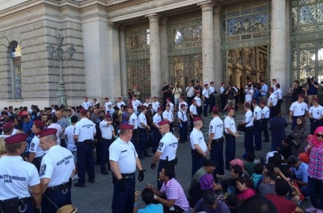 Файман сообщил, что в связи с тяжелым положением на венгерской границе Австрия и Германии согласились разрешить беженцам продолжить свое движение