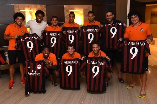 Луис Адриано подарил бразильцам футболки "Милана"