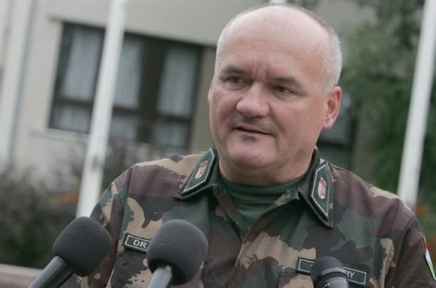 Министр обороны Венгрии подал в отставку из-за мигрантов