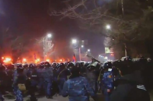 В Ереване полиция разогнала протестующих против подорожания тарифов на электроэнергию