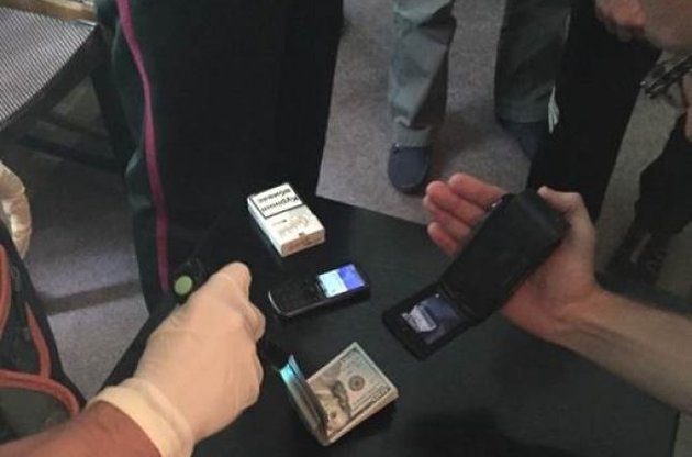 Еще одного руководителя из Госслужбы занятости задержали за получение взятки