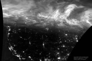 Метеорологи США опубликовали фотографии северного сияния в черно-белой гамме