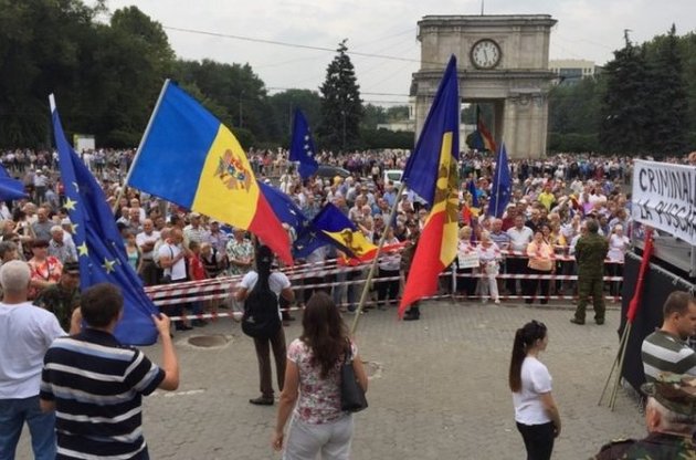 Протестующие в Молдове уже не требуют отставки президента после встречи с ним