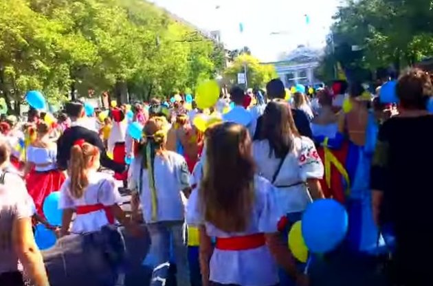 Мариупольцы отметили День города парадом вышиванок