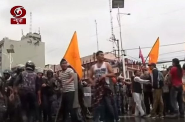 Нова конституція родолжает трансформування держави з індуїстської монархії в світську демократію