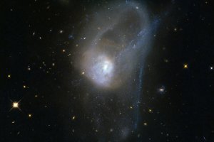 Телескоп "Хаббл" запечатлел процесс слияния галактик