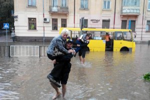 Злива у Львові: поліцейські на руках виносили жінок з маршрутки