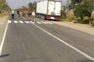 Блокада Криму: водій фури намагався протаранити активістів