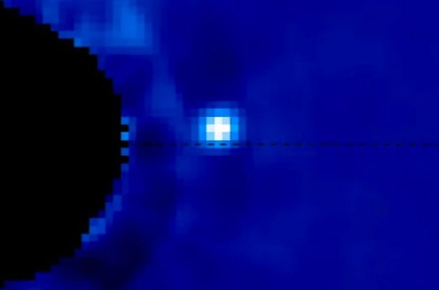 Маса Бета Живописця b у 10-12 разів перевищує масу Юпітера. а її орбіта проходить трохи ближче орбіти Сатурна навколо Сонця