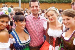 Посетители Октоберфеста делают селфи в баварских костюмах и пьют пиво литрами