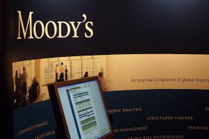 Moody's прогнозує тривалу рецесію в Росії через нафту і санкції