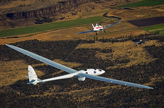 На старті Perlan 2 буксується звичайним літаком