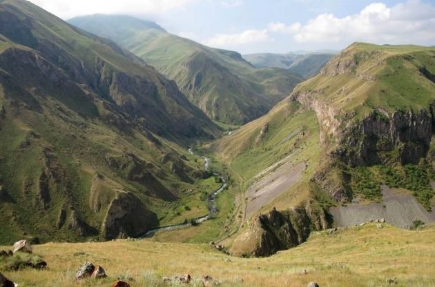 В Нагорном Карабахе завязался бой с применением крупнокалиберного вооружения