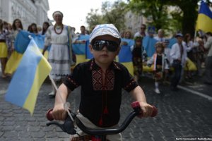 У Київ відбувся мегамарш у вишиванках