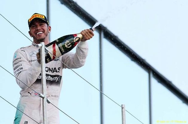 Формула-1: Хэмилтон выиграл Гран-при Японии и сравнялся с легендарным Сенной
