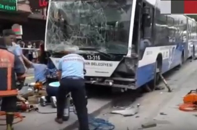 В Турции автобус врезался в остановку: погибли 11 человек