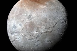 Станция New Horizons передала снимки "марсианского" каньона на Хароне
