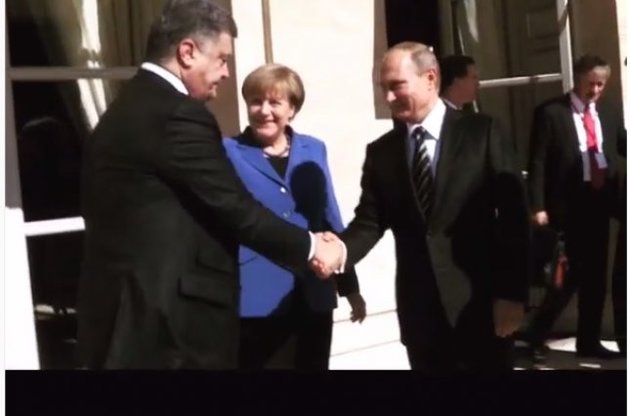 В сети появилось видео рукопожатия Порошенко и Путина