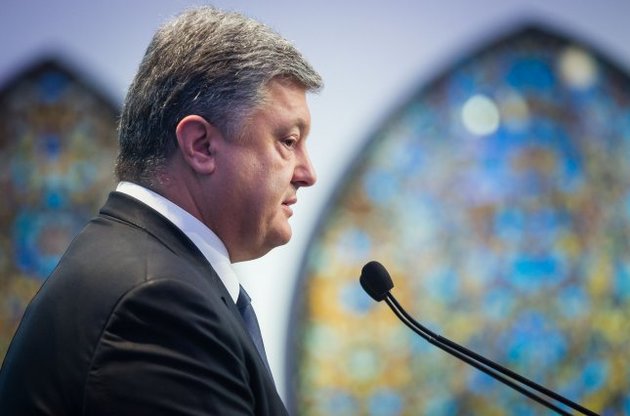 Порошенко заявил о начале отвода легкого вооружения