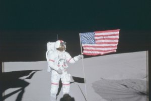 NASA показало рідкісні знімки перших польотів на Місяць