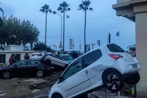 Последствия наводнения в Каннах: перевернутые авто и размытые дороги