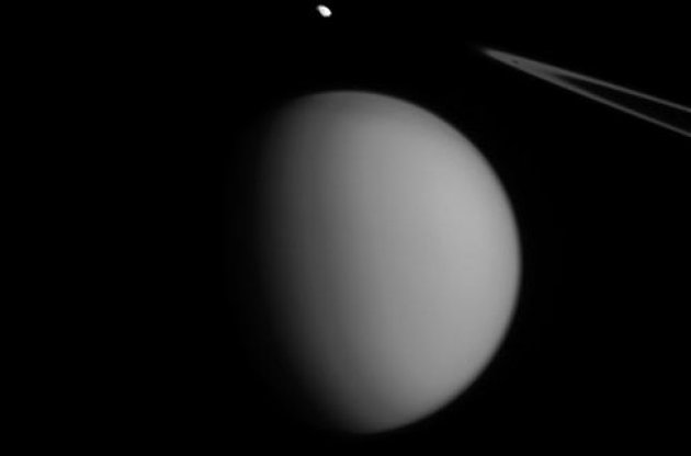 Сатурн и его спутники: Cassini запечатлела Пандору, "парящую" над Титаном